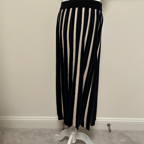 Leo & Sage. SZ M. Black, navy, ivory w/gold lame knit pleated skirt. - Picture 3 of 8